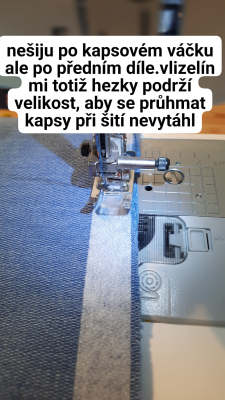 Šiji po vlizelínu, kapsový váček mám ze spodu. Vlizelín mi zajistí, že se mi kraj kapsy nebude při šití vytahovat.