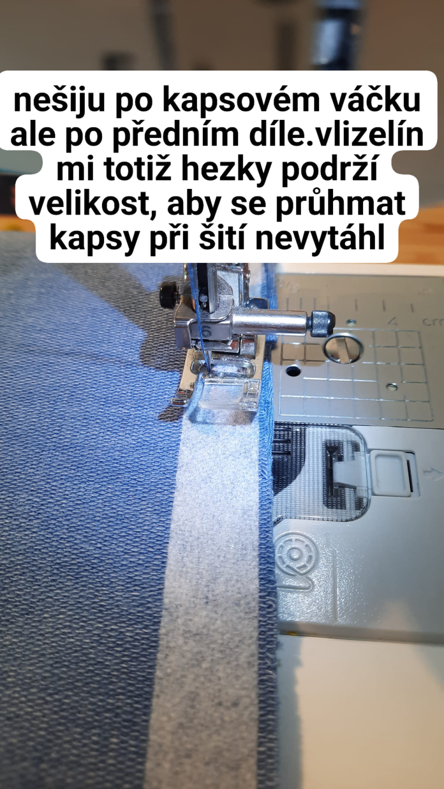 Šiji po vlizelínu, kapsový váček mám ze spodu. Vlizelín mi zajistí, že se mi kraj kapsy nebude při šití vytahovat.