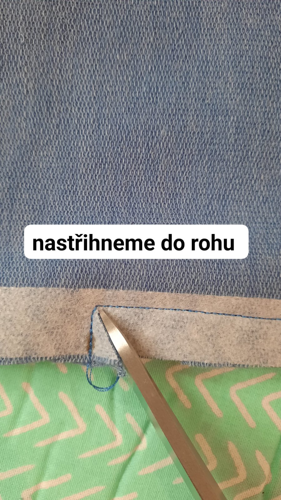 vstup kapsy nastřihnu co nejvíc do rohu, ale pozor, ať nestřihnu do šití.