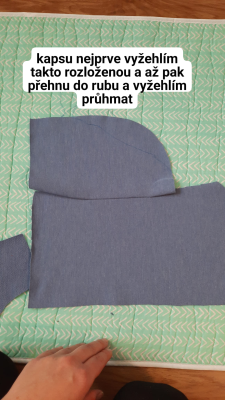 Chci docílit co nejlépe vyžehlené kapsy, proto ji nejprve vyžehlím narovno, aby se šev narovnal a potom ji ohnu do rubu a znovu vyžehlím.