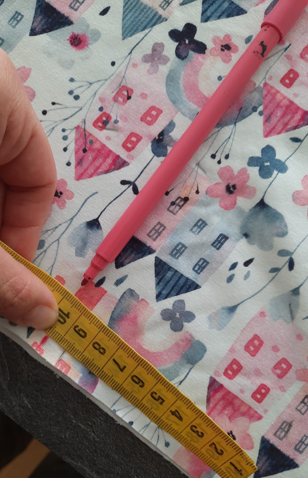 od toho bodíku 9.5cm (to je střed sukně, sem bychom ve škole zapíchli kružítko) si udám pulkolečko, jednoduše od středu nanesu 9.5 a dělám si čárky