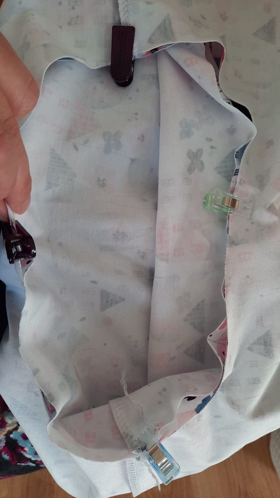 sešiji si boční díly sukně, živůtek mám sešitý dle návodu u životrika (ve zkratce: sešít náramenice, všít rukáv, sešít boční šev v jednom sledu s rukávem začistit délku rukávu a průkrčník), podrobný video návod najdete na webu u životrika. teď položím sukni lícem a líc živůtku značky a švy na sebe