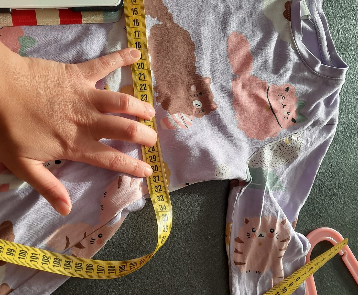 Nyní si změřím pas na šatech, zde je na vás, zda zvolíte např. : obvod pasu plus 4 cm na volnost, záleží i na materiálu, jak je pevný atd.