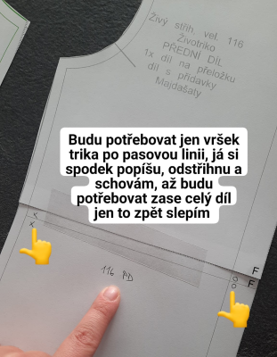 Střih si vytisknu, slepím a ostřihnu v pasové linii, já si spodek schovám a využiji i jindy. Proto si na boční kraje dělám malé obrázky, abych věděla, kde k sobě díly zpět patří