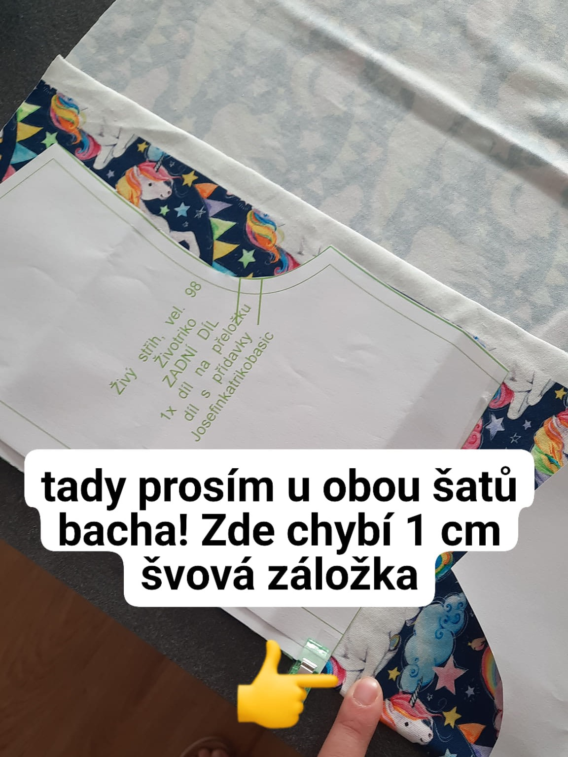 Pokud jste se jako já rozhodly díl stříhnout v pasu a používat ještě někdy, chybí vám pod pasem 0,7mm jako švová záložka, nezapomeňte ji při stříhání přidat.
