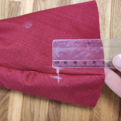 budou 6cm od kraje rukavice, na švu, který NENÍ u palce, díry budou od sebe cca 1,5cm