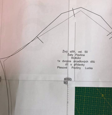 Problém spolehlivě poznáte tak, že tam, kde mají být oblouky, jsou rovné lomené čáry, na krajích stránky čáry někdy nenavazují a na monitoru to vypadá normálně. Problém je jen na papíře.