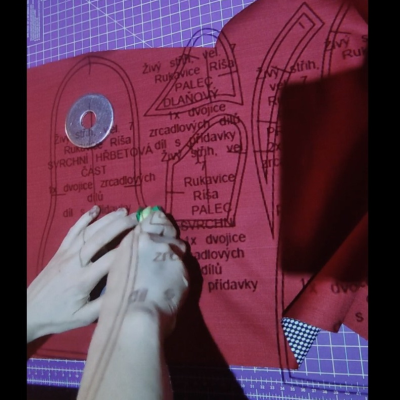 Jak a proč šít s projektorem, rychlý průvodce