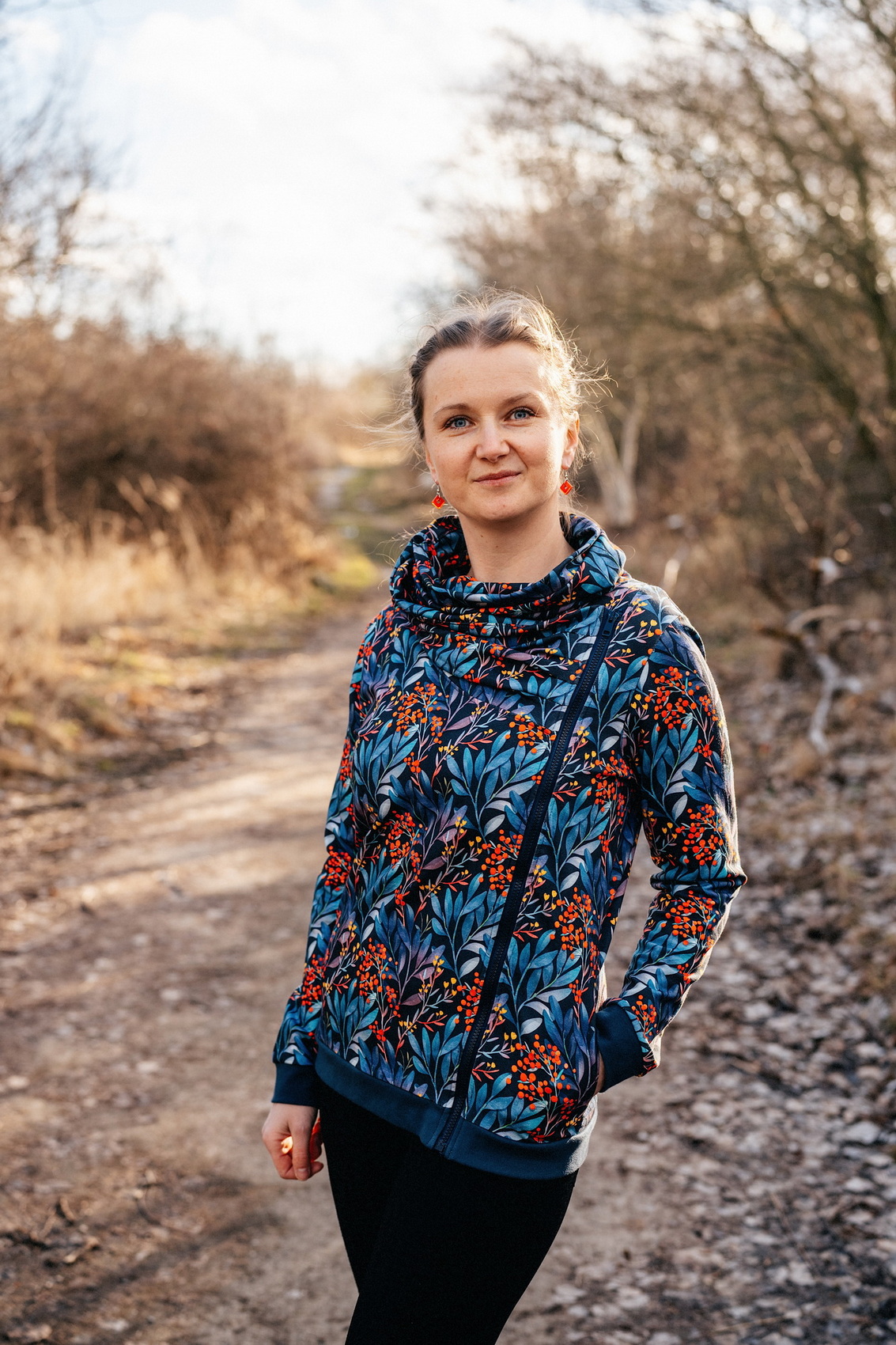 vel.38, teplákovina 95% bavlna, 5% elastan, 250 g/m², <a href='https://www.latkobrani.cz/teplakovina-potisk-jerabiny-mezi-vetvickami-na-tmave-granatove-modre'>Látkobraní</a>