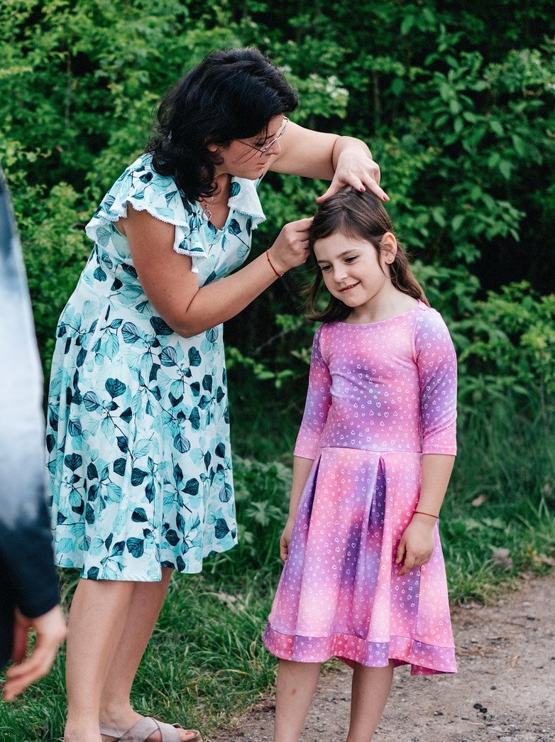 Žena a dívka v šatech podle Živých střihů